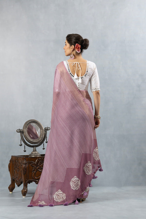 A full back view of the model in the Vanya Sarees ensemble, highlighting the Leheriya print pallu and the mirror work on the U-back of the blouse.
