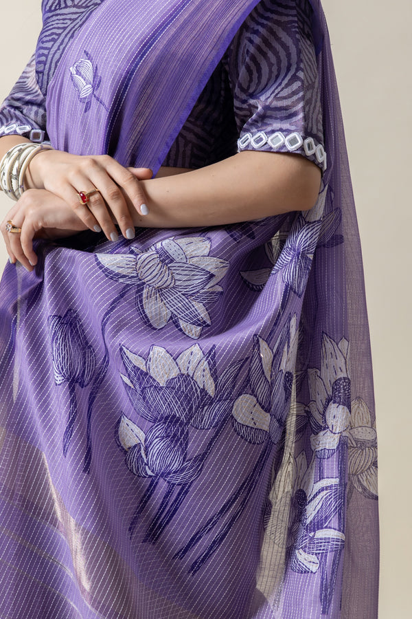 A detailed shot showing the artistic, sketch-style lotus print on the pallu of the Vanya Sarees lavender Kota Doria saree.