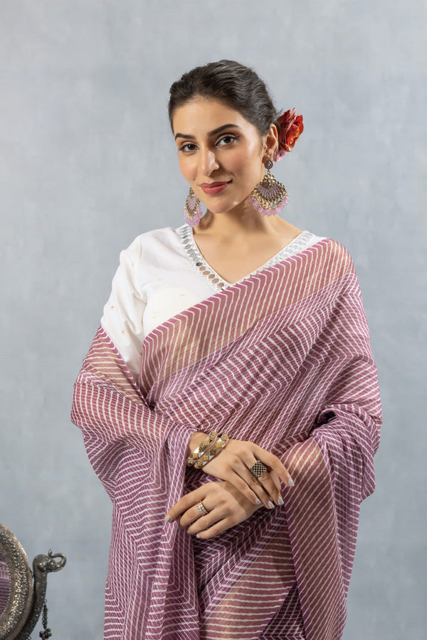 A close-up of the model wearing the Vanya Sarees mauve Kota Doria saree, showcasing the Leheriya print and the mirror work blouse.