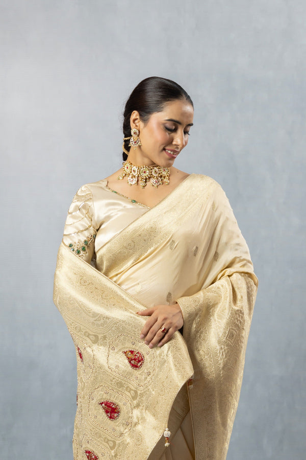 Upper body close-up of Vanya Saree, showing the model smiling and highlighting the delicate Zari weave and the rich Kundan necklace.
